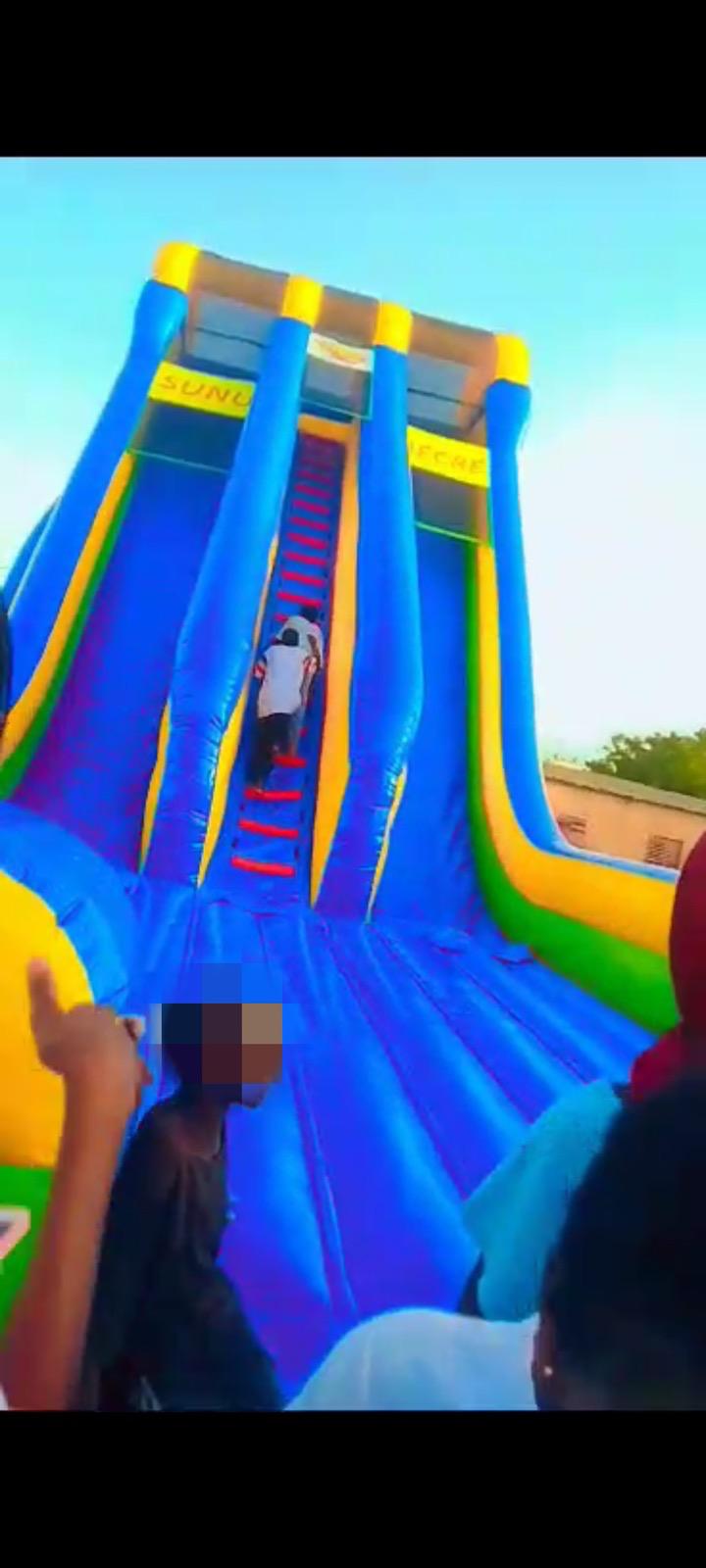Le toboggan installé pour les enfants